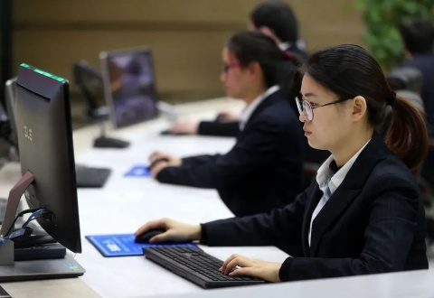 體制內(nèi)，不是年輕人不服管理，是跪下也得不到什么！